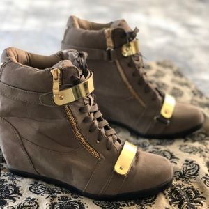 Lace up Wedge sneaker tan/suede 10 gold straps.